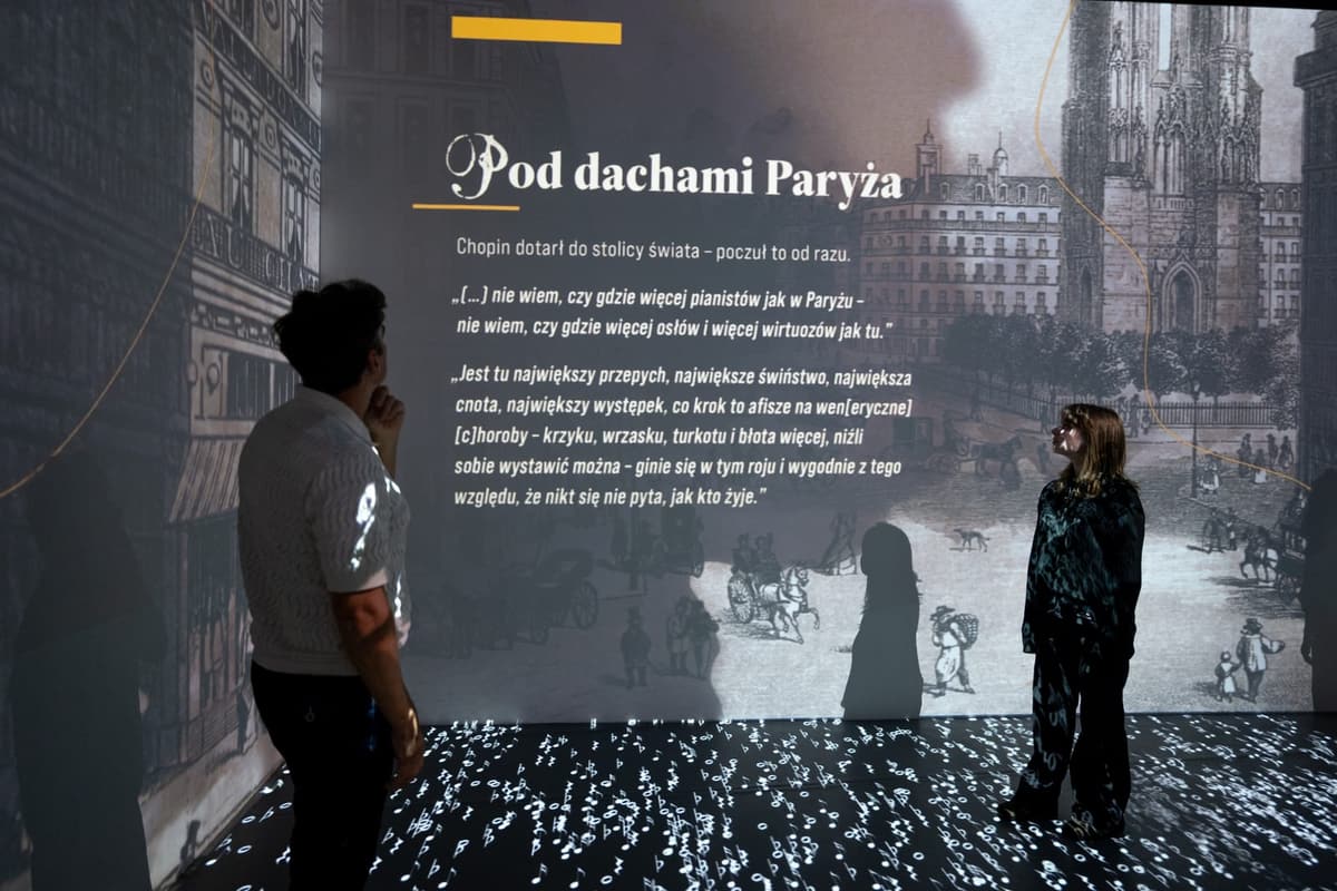 Zwiedzający w przestrzeni „Pod dachami Paryża”