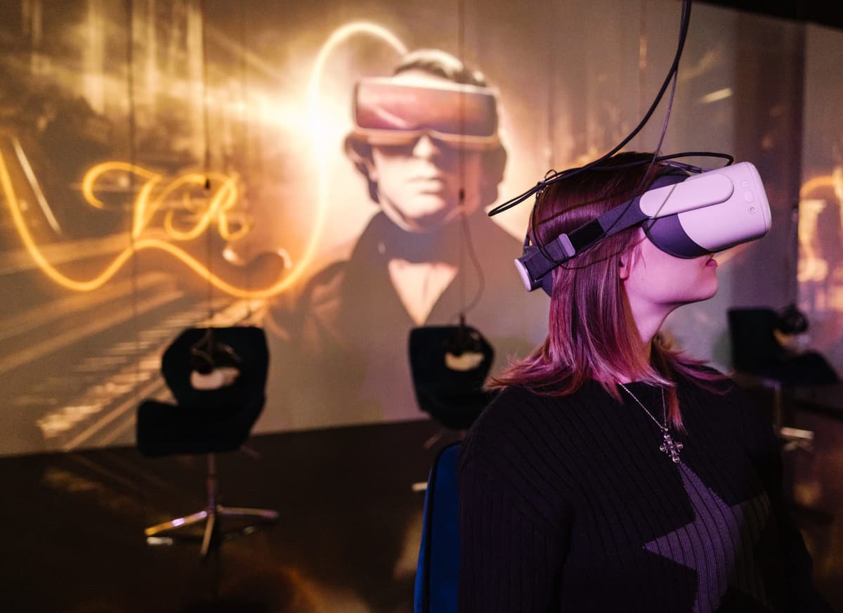 Zwiedzająca w goglach VR