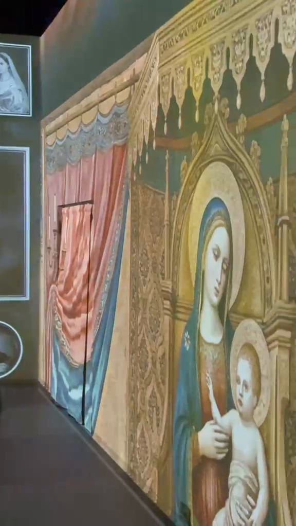 Gotycka Madonna z Dzieciątkiem wśród kolorowych draperii